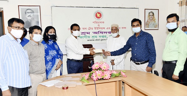 খুলনায় ১১জন শ্রমিককে চার লাখ ৪০ হাজার টাকার আর্থিক সহায়তার চেক প্রদান