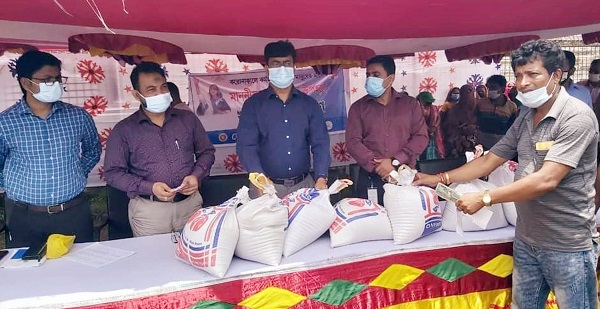 ঝিনাইদহে করোনায় কর্মহীনদের মাঝে খাদ্যসহায়তা বিতরণ