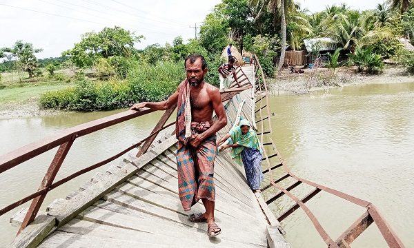 বাগেরহাটে কাঠের ব্রিজ ভেঙ্গে ১৫ হাজার মানুষ দুর্ভোগে