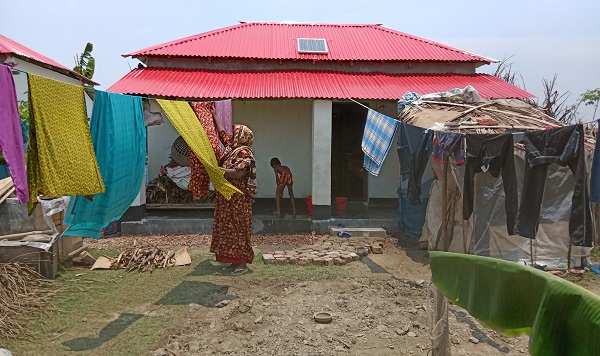 রামপালে হতদরিদ্রদ ও ভুমিহীনদের আধাপাকা ঘর বরাদ্দ