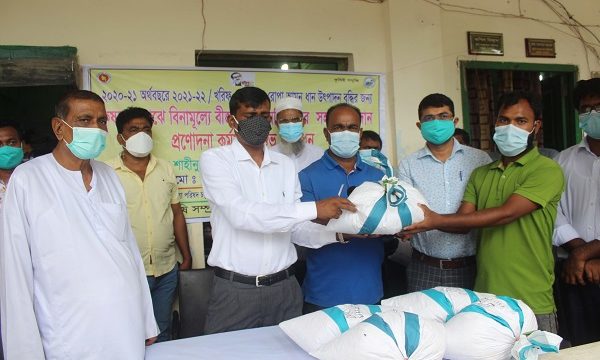 মোল্লাহাটে কৃষকদের’কে বিনামূল্যে বীজ-সার সহায়তা কর্মসূচির উদ্বোধন