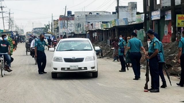 জিরো পয়েন্টে ঢিলেঢালা ভাবে পালিত হয়েছে কঠোর লকডাউনের প্রথম দিন