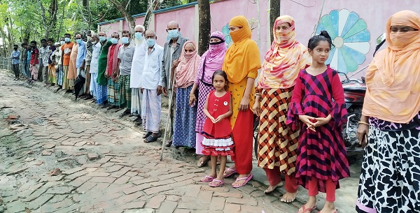 মোরেলগঞ্জে পূত্রবধূর বিরুদ্ধে শ্বশুর-শ্বাশুড়ীর মানববন্ধন