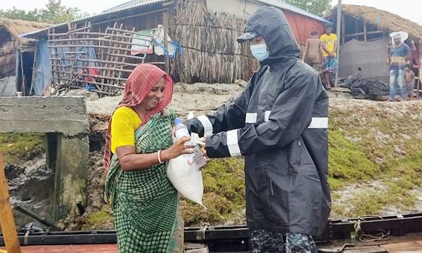 ঘূর্ণিঝড়ে ক্ষতিগ্রস্থ অসহায় ও দুঃস্থদের মাঝে নৌবাহিনীর মানবিক সহায়তা
