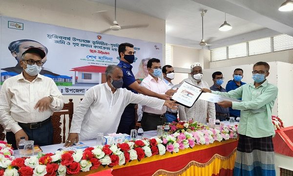 মুজিব শতবর্ষ উপলক্ষে পিরোজপুর জেলায় ২হাজার গৃহহীন পরিবারকে প্রধানমন্ত্রীর দেয়া জমি ও ঘর প্রদান