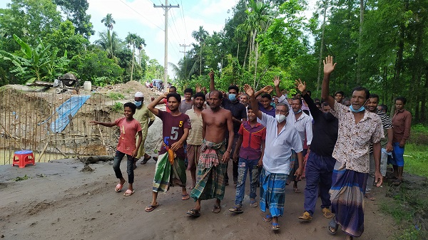 চিতলমারীতে উঁচু করে কালভার্ট নির্মাণের প্রতিবাদে মানববন্ধন ও বিক্ষোভ মিছিল