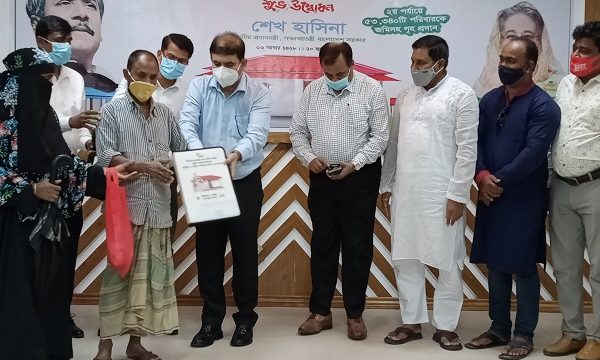 মোল্লাহাটে প্রধানমন্ত্রীর উপহার ৬০ পরিবারকে জমিসহ ঘর প্রদান উদ্বোধন