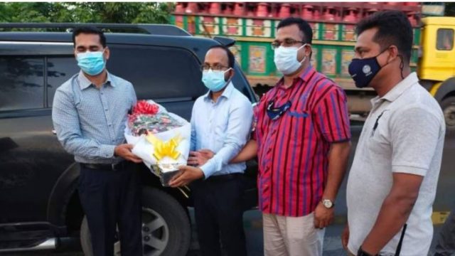 খুলনায় পৌঁছেছেন নতুন জেলা প্রশাসক মনিরুজ্জামান তালুকদার