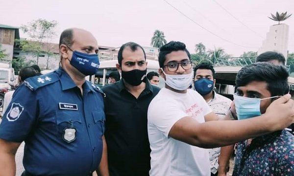 রূপসার সেনেরবাজার ঘাটে ‘সালাম মূশের্দী সেবা সংঘে’র আয়োজনে পথচারীদের মাঝে মাক্স বিতরণ