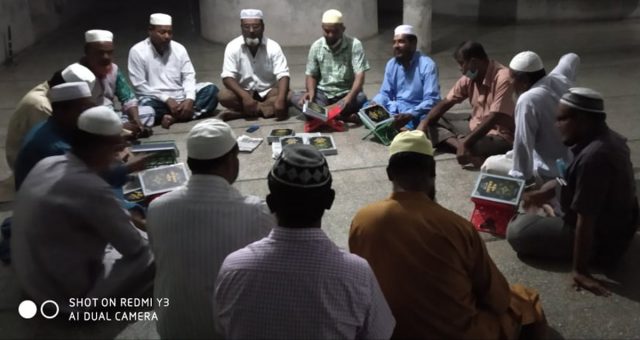 খালিশপুর পিপলস নিউ কলোনী মসজিদে কোরআন শরীফ বিতরণ