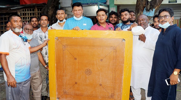 সন্ত্রাস ও মাদক মুক্ত সমাজ গঠনের লক্ষে টুটুল স্মৃতি সংসদকে ক্যারাম বোর্ড প্রদান