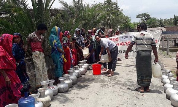 কয়রায় প্লাবিত মানুষের মাঝে সাস এর বিশুদ্ধ খাবার পানি বিতরন