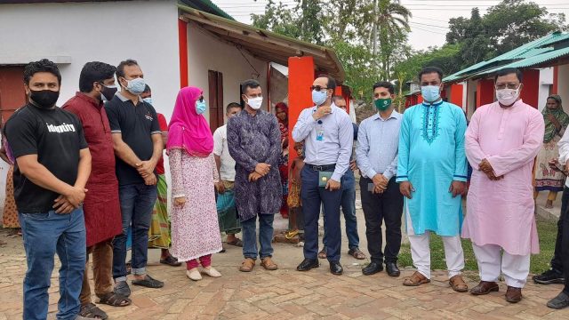 প্রধানমন্ত্রীর কার্যালয়ের কর্মকর্তার আশ্রায়ন প্রকল্প পরিদর্শন