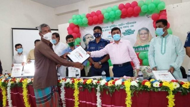 দিঘলিয়ায় মুজিববর্ষ উপলক্ষে ভূমিহীন ও গৃহহীন পরিবারের মাঝে প্রধানমন্ত্রীর ঘর উপহার