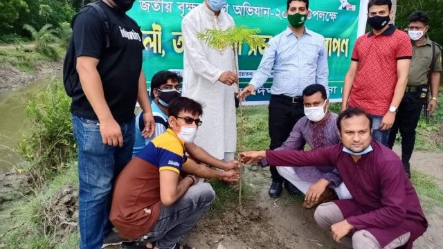 দিঘলিয়ায় উপজেলা প্রেসক্লাব ও উপজেলা প্রশাসনের বৃক্ষ রোপন