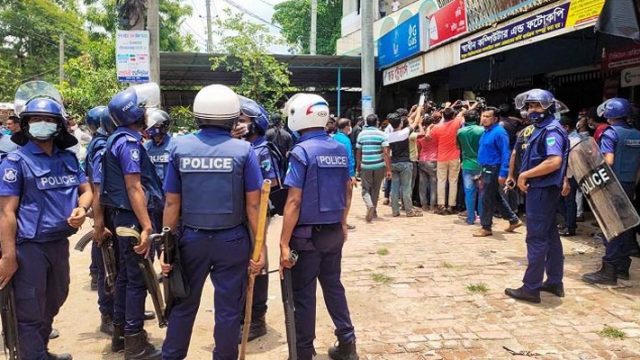 তিনজনকেই মাথায় কাছ থেকে গুলি করা হয়