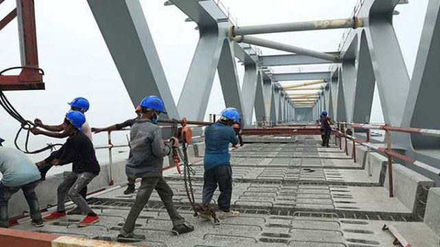 পদ্মা সেতুতে রেলপথের স্ল্যাব বসানো শেষ