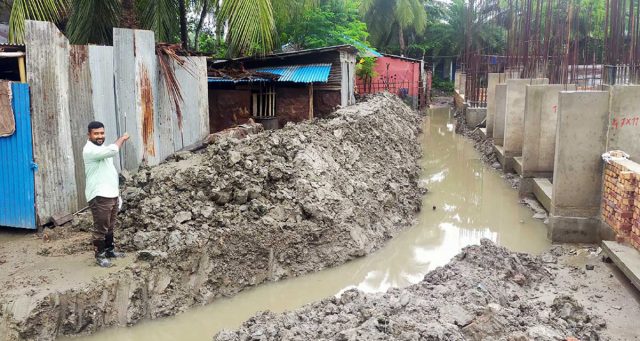 পাইকগাছা পৌরসভার জলাবদ্ধতা নিরসনে আরও একটি ক্যানেল খনন