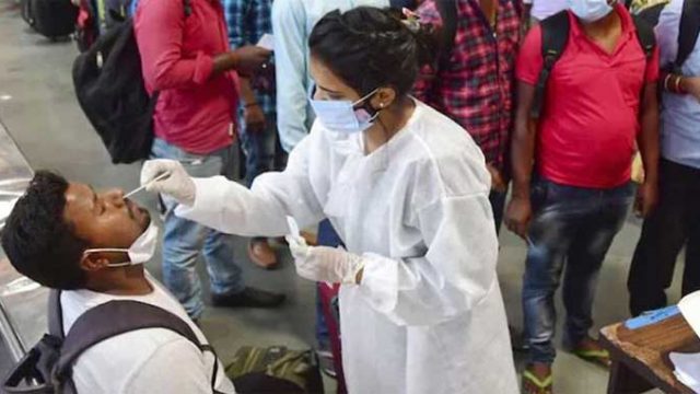 ভারতে করোনায় আরও ৮১৭ জনের মৃত্যু