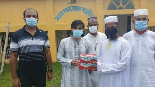মোংলায় উপজেলা প্রশাসনের পক্ষ থেকে মসজিদে মাস্ক বিতরন