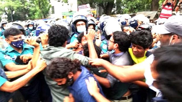 শিক্ষাপ্রতিষ্ঠান খোলাসহ ৪ দাবিতে বিক্ষোভে পুলিশের বাধা