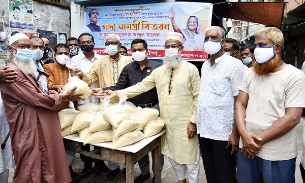 খুলনায় ট্রাক শ্রমিকের মাঝে খাদ্যসাহায়তা বিতরণ