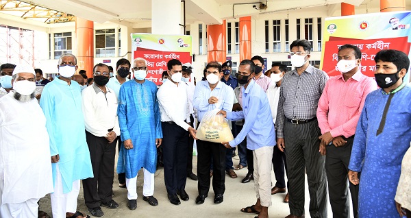 খুলনায় বিভিন্ন শ্রেণি-পেশার জনগোষ্ঠীর মাঝে প্রধানমন্ত্রীর মানবিক সহায়তা বিতরণ