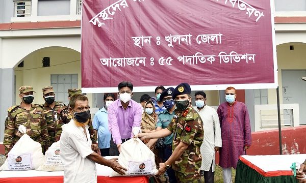 খুলনায় দুস্থদের মাঝে সেনাবাহীনির খাদ্য সহায়তা বিতরণ ও ফ্রি মেডিকেল ক্যাম্পেইন শুরু