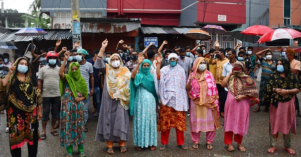 মুক্তিযোদ্ধার বাড়ীতে সন্ত্রাসী হামলা ও মিথ্যা মামলা প্রত্যাহারের দাবিতে এলাকাবাসীর প্রতিবাদ