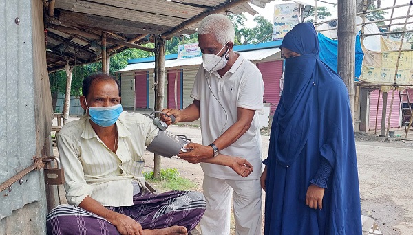 কাউখালীতে বাড়ী বাড়ী গিয়ে প্রাথমিক চিকিৎসা