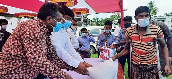 খুলনা বিভাগে প্রধানমন্ত্রীর মানবিক সহায়তা বিতরণ