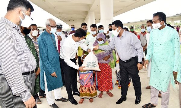 খুলনায় করোনায় কর্মহীনদের মাঝে প্রধানমন্ত্রীর মানবিক সহায়তা বিতরণ