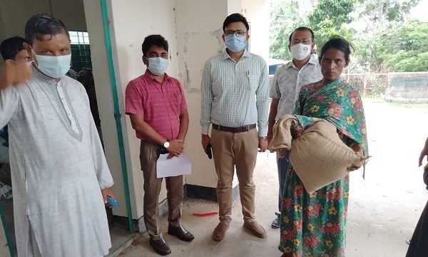 কয়রায় করোনা উপলেক্ষে কর্মহীনদের খাদ্য সামগ্রী বিতরন করেছেন উপজেলা পরিষদ