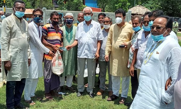 খুলনায় প্রায় তিন হাজার অসহায় মানুষ প্রধানমন্ত্রীর মানবিক সহায়তা পেলেন