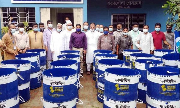 পরিবেশ সুরক্ষিত রাখতে ৪০টি ডাস্টবিন দিল শরণখোলা শুভসংঘ