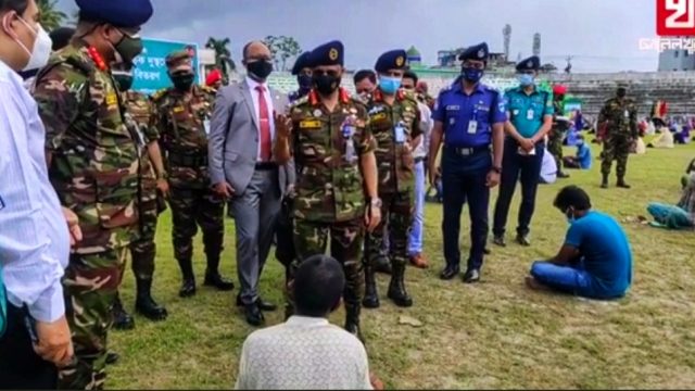 খুলনায় সেনা প্রধানের মানবিক সহায়তা প্রদান