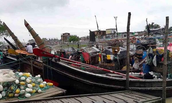 বঙ্গোপসাগর উত্তাল, নিরাপদ আশ্রয়ে শরণখোলার তিন শতাধিক ফিশিং ট্রলার