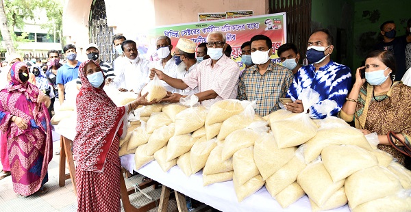 খুলনায় কর্মহীনদের মাঝে প্রধানমন্ত্রীর ত্রাণসামগ্রী বিতরণ