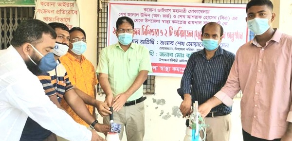 রামপালে সাবেক জেলা জজ জালাল এর অক্সিজেন সিলিন্ডার প্রদান