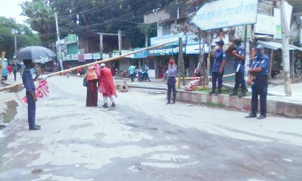 মাগুরায় কঠোর লকডাউনের দ্বিতীয় দিনে প্রশাসনের তৎপরতা