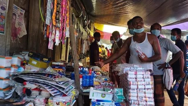 বটিয়াঘাটা হাটবাজারে মানা হচ্ছে না লকডাউন, চরম ঝুঁকিতে এলাকাবাসি