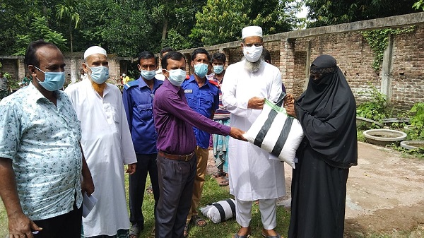 মোল্লাহাটে ভ্যান চালকদের মাঝে প্রধানমন্ত্রীর খাদ্য সামগ্রী বিতরণ