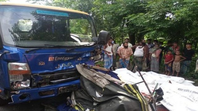 ফকিরহাটে পিকআপের ধাক্কায় ইজিবাইকের ৬ যাত্রী নিহত