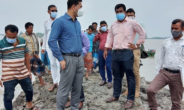 কয়রায় বাঁধ নির্মাণ কাজের অগ্রগতি পরিদর্শন করলেন খুলনার জেলা প্রশাসক