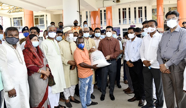 খুলনায় প্রধানমন্ত্রীর মানবিক সহায়তা পেলেন চারশত ইজিবাইক শ্রমিক