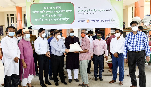 করোনায় কর্মহীনদের মাঝে প্রধানমন্ত্রীর মানবিক সহায়তা বিতরণ করলেন খুলনা বিভাগীয় কমিশনার