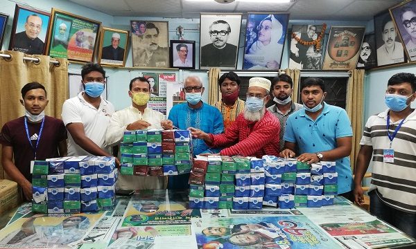 শেখ হেলাল এমপির প্রেরণকৃত মাস্ক নগর ছাত্রলীগের নিকট হস্তান্তর