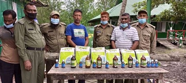 সুন্দরবনে অবৈধ ভাবে অনুপ্রবেশ করায় নৌকা সহ বিপুল পরিমাণ বিষ আটক