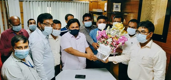 জনপ্রশাসন পদক অর্জন করায়  ডুমুরিয়া ইউএনও কে ফুলের শুভেচ্ছা