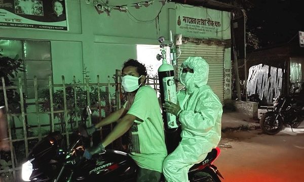 মোল্লাহাটে ফোন পেলেই রোগীকে অক্সিজেন পৌছে দিচ্ছে উপজেলা ছাত্রলীগ